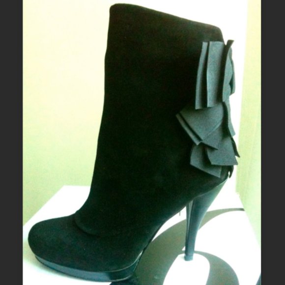 Beautiful Nine West black suede platform booties with grosgrain bows on back - Picture 2 of 3